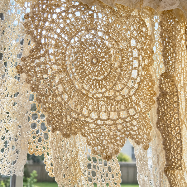 Rustic patchwork lace valance with flowers - crochet-detail
